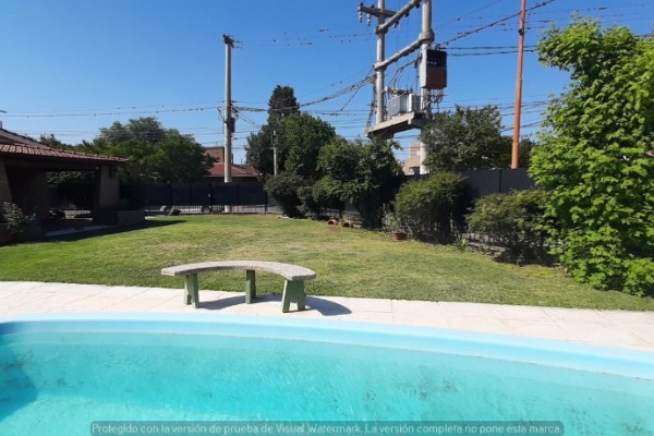 CHALET PARA 6 PERSONAS CON PARQUE - PILETA - COCHERA, A METROS DEL LAGO