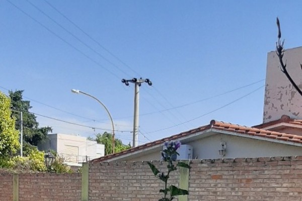 CHALET PARA 6 PERSONAS CON PARQUE - PILETA - COCHERA, A METROS DEL LAGO