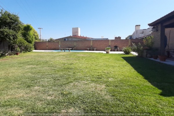CHALET PARA 6 PERSONAS CON PARQUE - PILETA - COCHERA, A METROS DEL LAGO