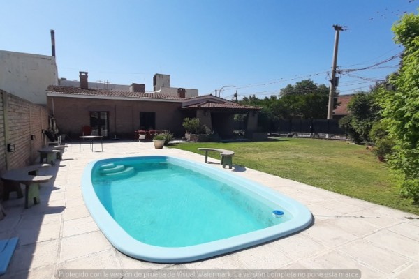 CHALET PARA 6 PERSONAS CON PARQUE - PILETA - COCHERA, A METROS DEL LAGO
