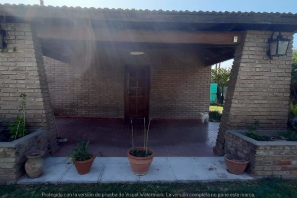 CHALET PARA 6 PERSONAS CON PARQUE - PILETA - COCHERA, A METROS DEL LAGO