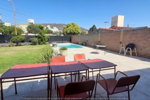 CHALET PARA 6 PERSONAS CON PARQUE - PILETA - COCHERA, A METROS DEL LAGO
