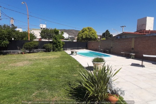 CHALET PARA 6 PERSONAS CON PARQUE - PILETA - COCHERA, A METROS DEL LAGO