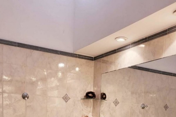 CHALET PARA 6 PERSONAS CON PARQUE - PILETA - COCHERA, A METROS DEL LAGO