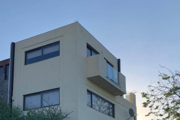 HERMOSA CASA EN BARRIO CERRADO DE MONTAÑA CON PILETA PARA 8 PERSONAS