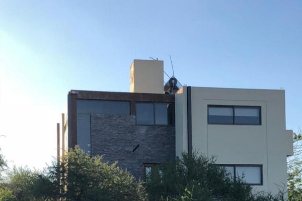 HERMOSA CASA EN BARRIO CERRADO DE MONTAÑA CON PILETA PARA 8 PERSONAS