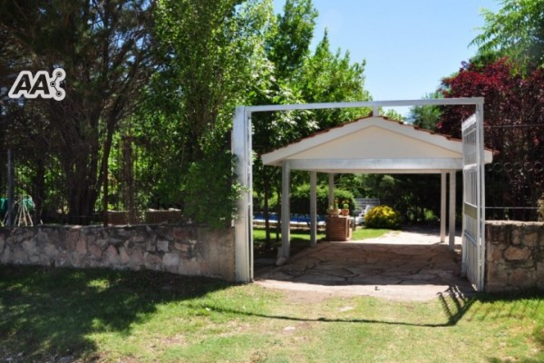 CASA PARA 10 PERSONAS CON GRAN PARQUE. PISCINA. VISTA AL RIO