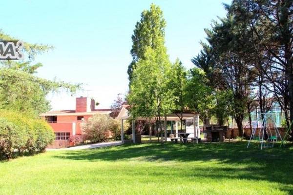 CASA PARA 10 PERSONAS CON GRAN PARQUE. PISCINA. VISTA AL RIO