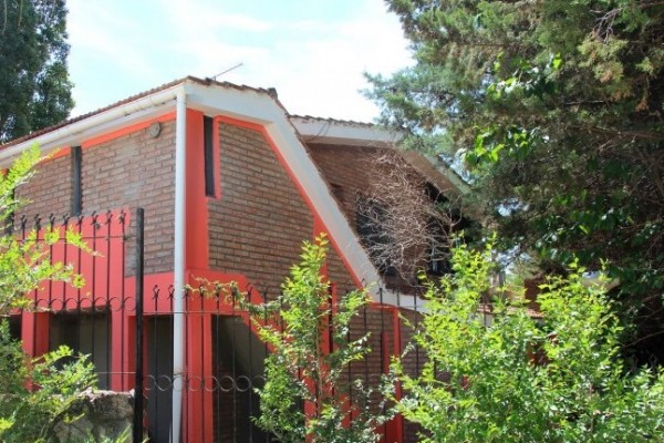 CASA PARA 10 PERSONAS CON GRAN PARQUE. PISCINA. VISTA AL RIO