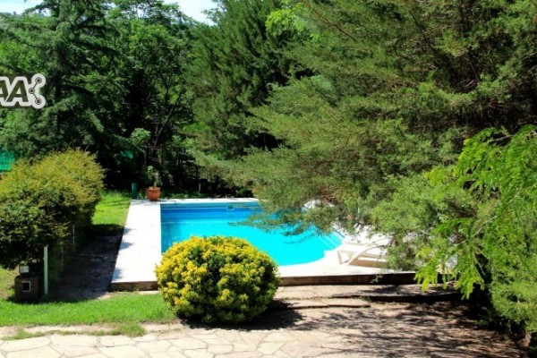 CASA PARA 10 PERSONAS CON GRAN PARQUE. PISCINA. VISTA AL RIO