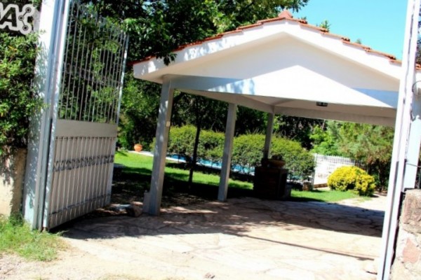 CASA PARA 10 PERSONAS CON GRAN PARQUE. PISCINA. VISTA AL RIO
