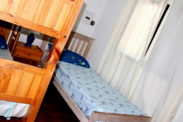 CASA PARA 10 PERSONAS CON GRAN PARQUE. PISCINA. VISTA AL RIO
