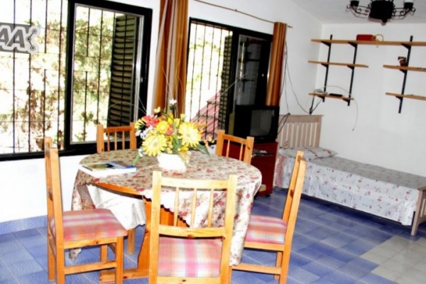 CASA PARA 10 PERSONAS CON GRAN PARQUE. PISCINA. VISTA AL RIO