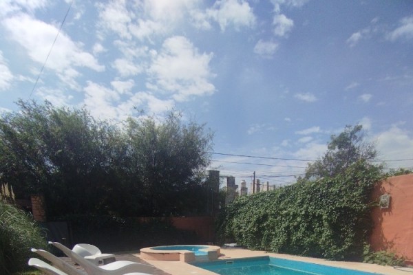 DUPLEX PARA 2 A 6 PERSONAS CON PILETA COMPARTIDA. PARRILLA. COCHERA. EQUIPAMIENTO FULL