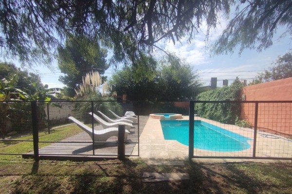 DUPLEX PARA 2 A 6 PERSONAS CON PILETA COMPARTIDA. PARRILLA. COCHERA. EQUIPAMIENTO FULL