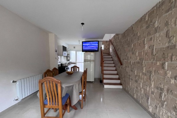 DUPLEX PARA 4 PERSONAS CON PILETA, COCHERA, QUINCHO