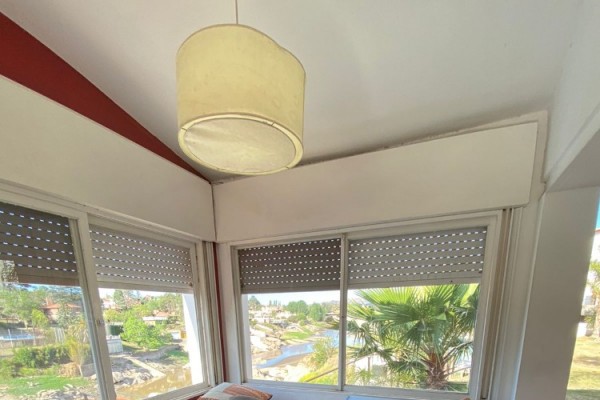CASA PARA 8/10  SOBRE EL LAGO SAN ROQUE. HERMOSA VISTA. PILETA (COMPARTIDA)