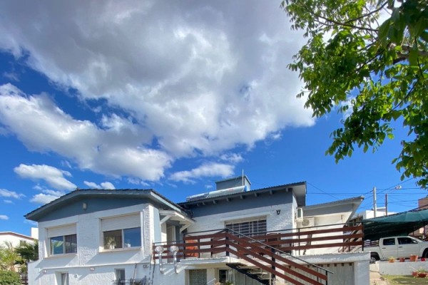 CASA PARA 8/10  SOBRE EL LAGO SAN ROQUE. HERMOSA VISTA. PILETA (COMPARTIDA)