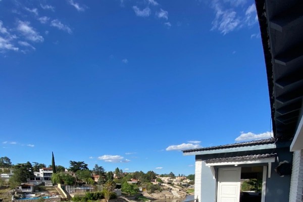 CASA PARA 8/10  SOBRE EL LAGO SAN ROQUE. HERMOSA VISTA. PILETA (COMPARTIDA)