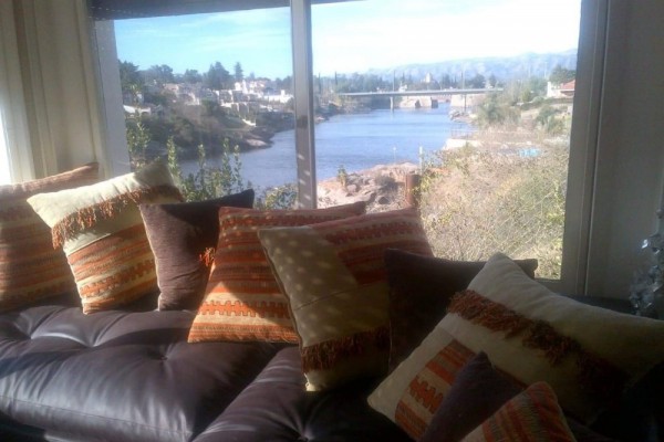 CASA PARA 8/10  SOBRE EL LAGO SAN ROQUE. HERMOSA VISTA. PILETA (COMPARTIDA)