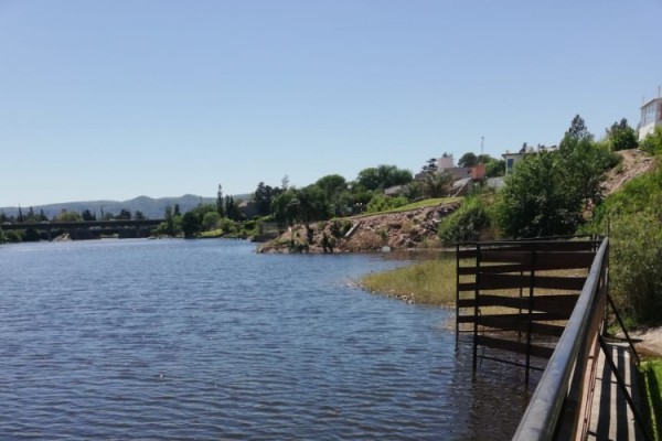 DEPARTAMENTOS SOBRE EL LAGO PARA 4/6 PERSONAS CON PILETA