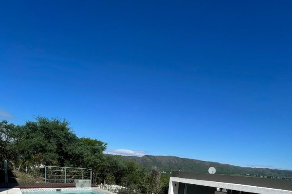 HERMOSA CASA DE CATEGORIA PARA 11 PERSONAS CON PILETA, QUINCHO, VISTA 