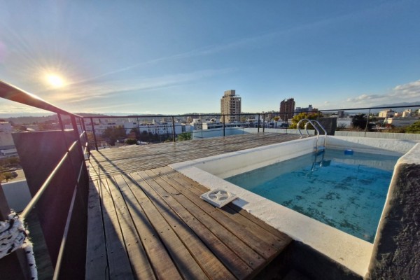 DEPARTAMENTO CENTRICO - UN DORMITORIO CON BALCON-PISCINA-COCHERA