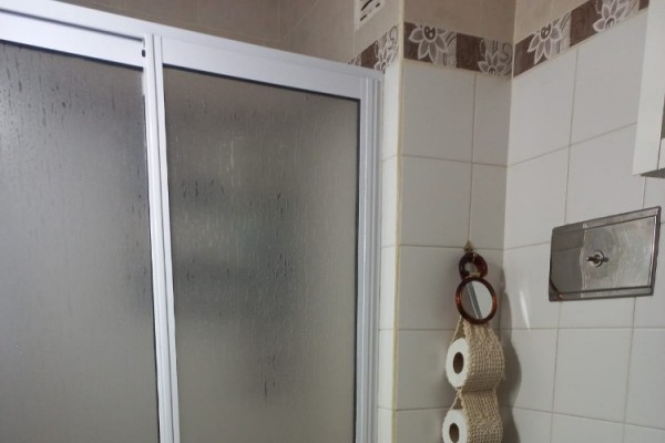 DEPARTAMENTO CENTRICO. UN DORMITORIO. PATIO Y PISCINA PROPIOS