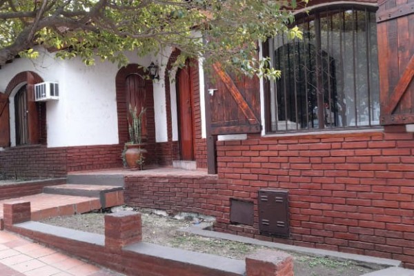 Casa Centrica Para 10 Con Pileta.parrilla.wifi