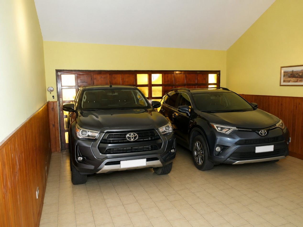 CASA PARA 12 PERSONAS - 5 DORMITORIOS - PILETA CERRADA - QUINCHO - CENTRICA