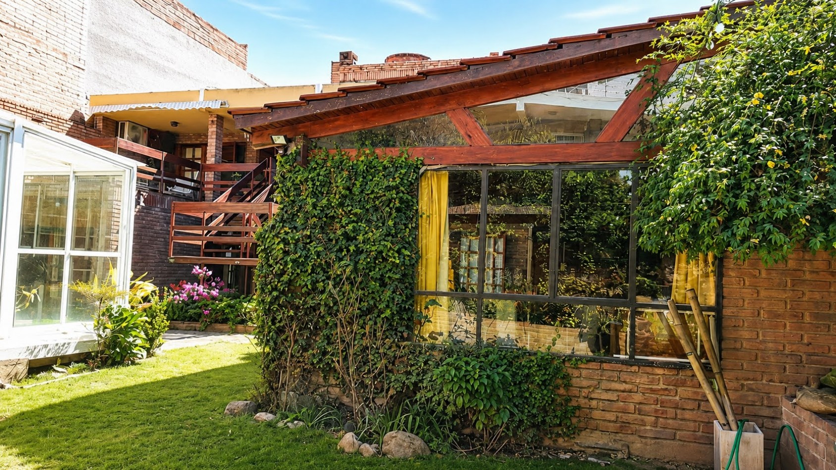 CASA PARA 12 PERSONAS - 5 DORMITORIOS - PILETA CERRADA - QUINCHO - CENTRICA