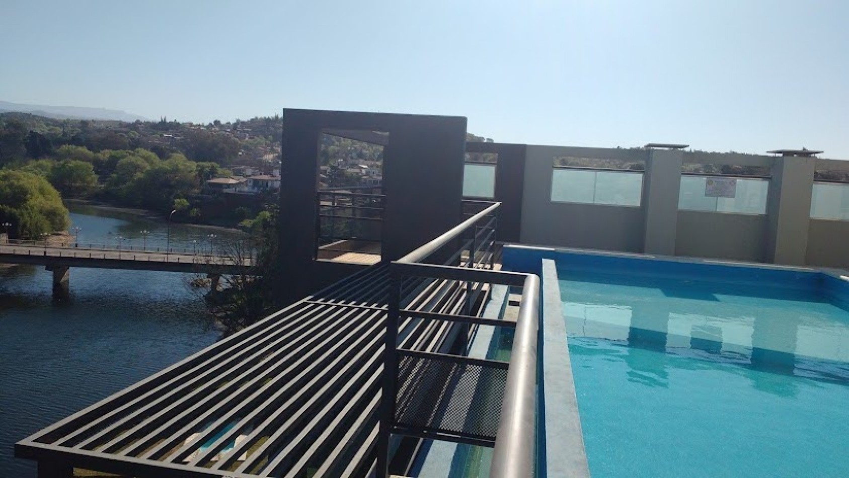 DEPTO 6 PERS - PILETA CLIMATIZADA - CENTRICO - COCHERA - VISTA AL LAGO - QUINCHO 
