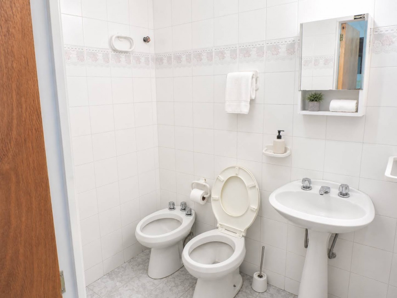 DEPARTAMENTO PARA 4 PERSONAS EN ZONA CENTRICA CON COCHERA Y PATIO 