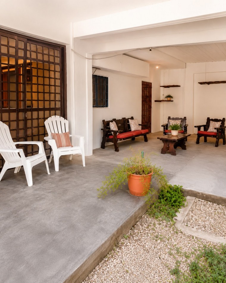 DEPARTAMENTO PARA 4 PERSONAS EN ZONA CENTRICA CON COCHERA Y PATIO 