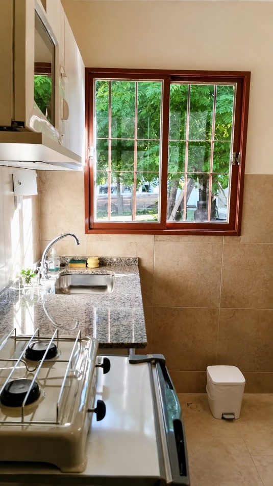 DEPARTAMENTO MONOAMBIENTE PARA 2 PERSONAS FRENTE AL LAGO, CON COCHERA