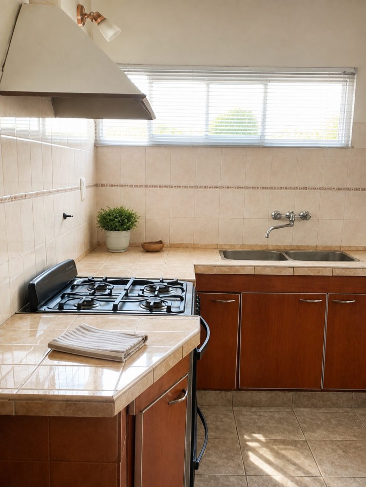 CASA FRENTE AL LAGO - PARA 7 PERSONAS - CON PILETA, QUINCHO, COCHERA