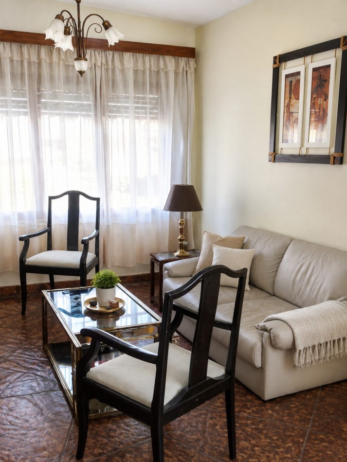 CASA FRENTE AL LAGO - PARA 7 PERSONAS - CON PILETA, QUINCHO, COCHERA