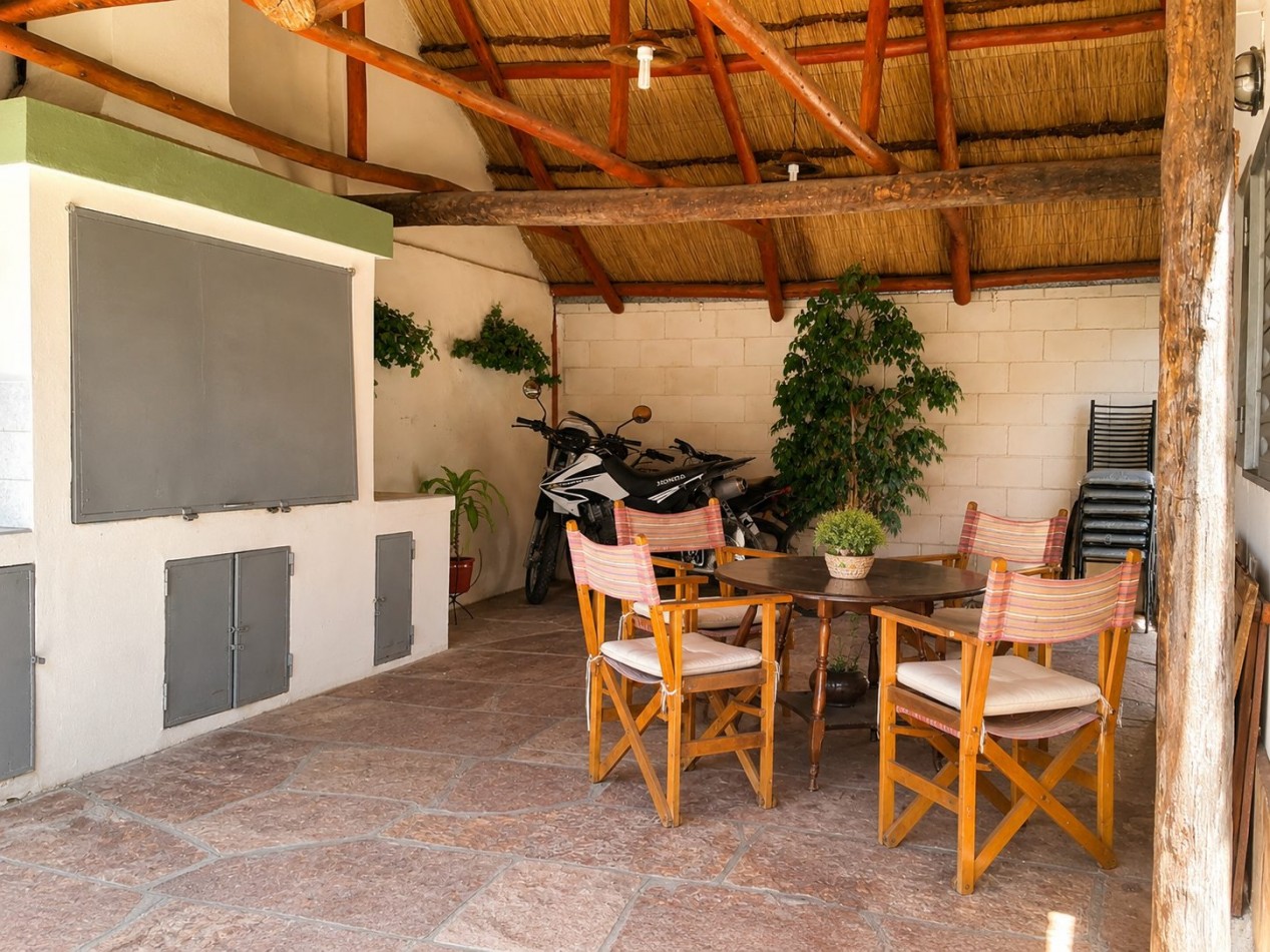 CASA FRENTE AL LAGO - PARA 7 PERSONAS - CON PILETA, QUINCHO, COCHERA