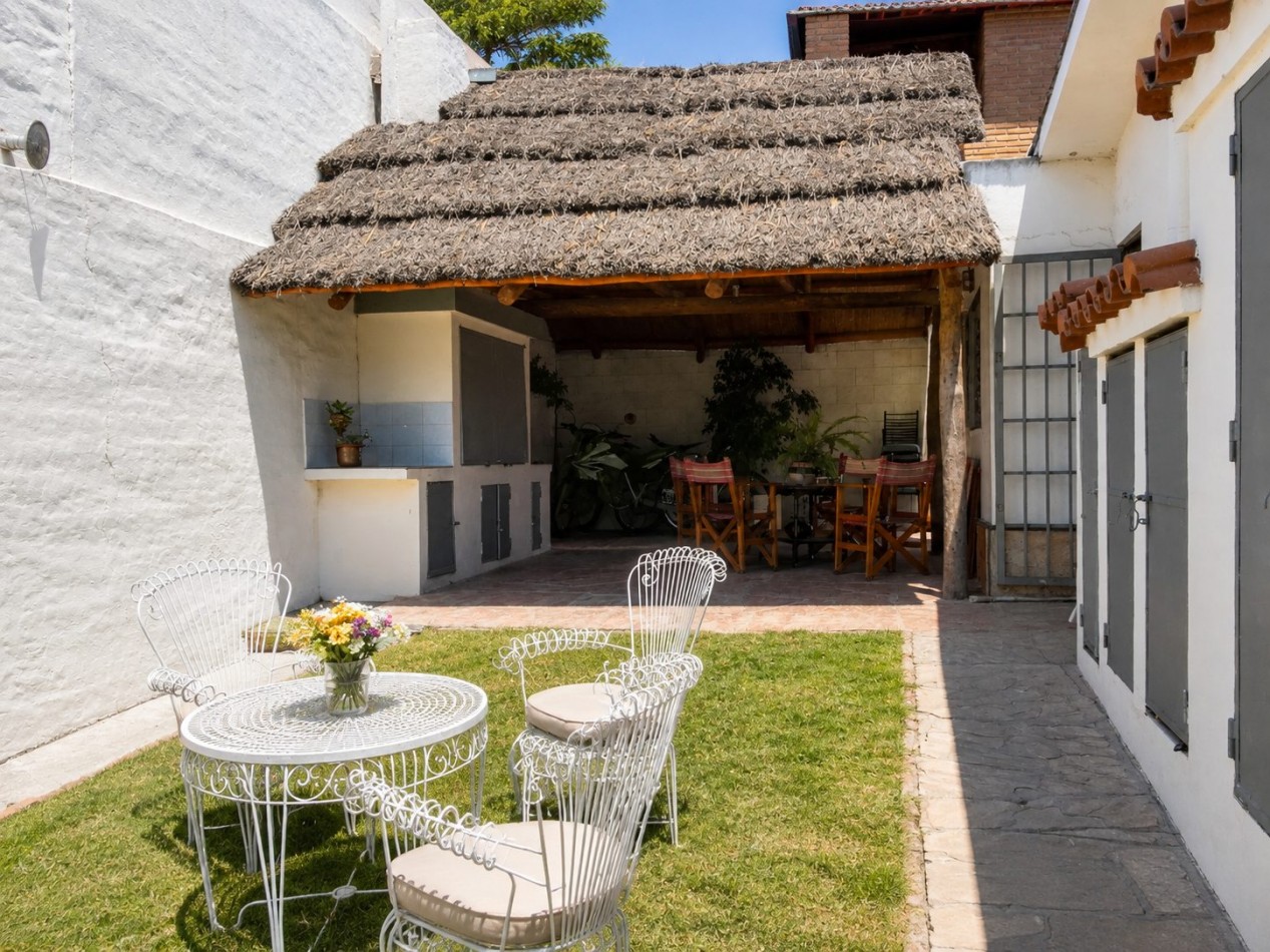CASA FRENTE AL LAGO - PARA 7 PERSONAS - CON PILETA, QUINCHO, COCHERA