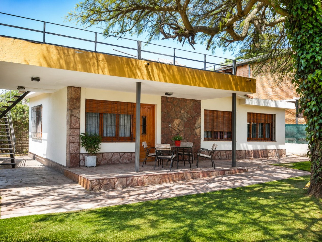 CASA FRENTE AL LAGO - PARA 7 PERSONAS - CON PILETA, QUINCHO, COCHERA