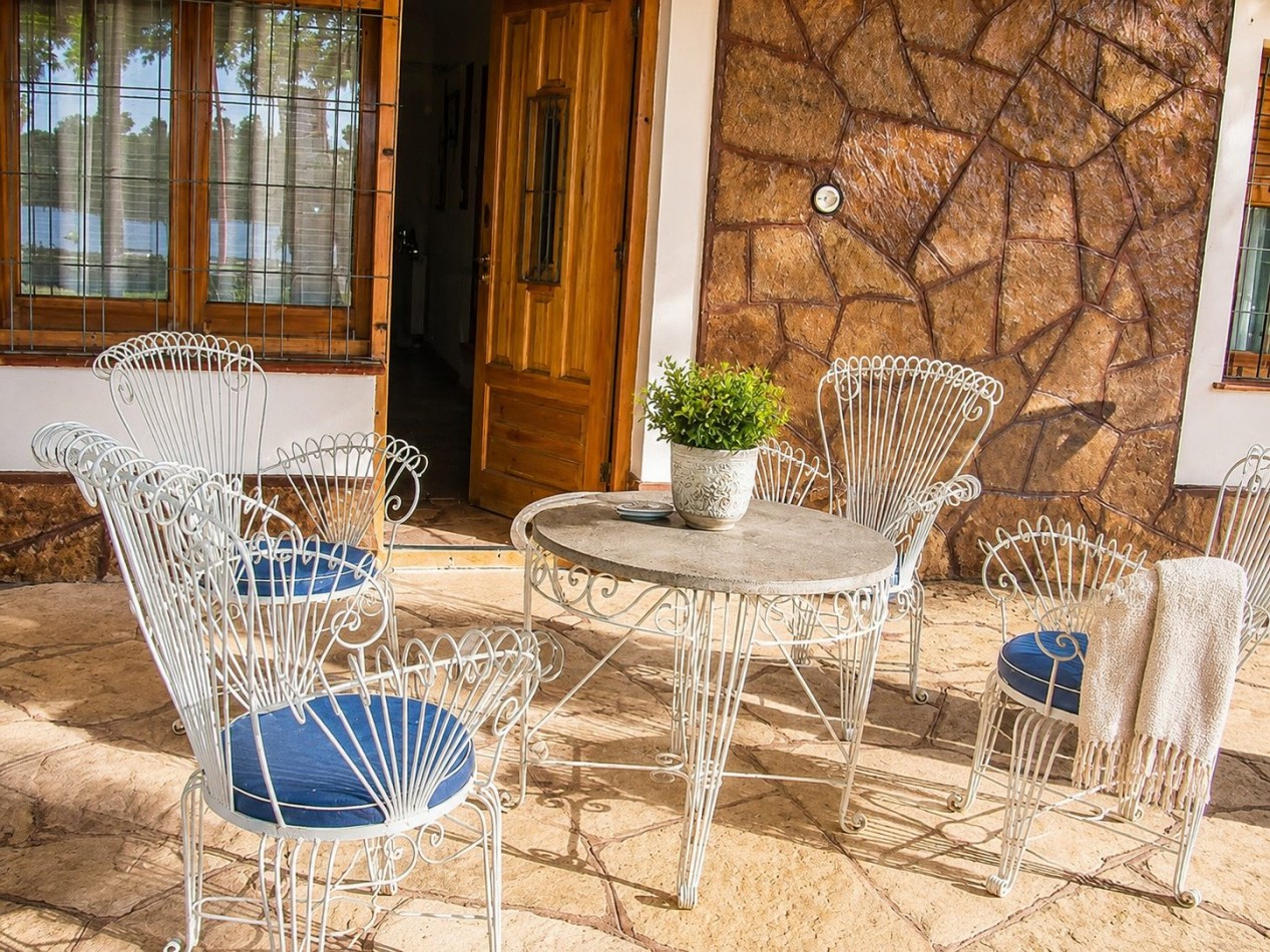 CASA FRENTE AL LAGO - PARA 7 PERSONAS - CON PILETA, QUINCHO, COCHERA