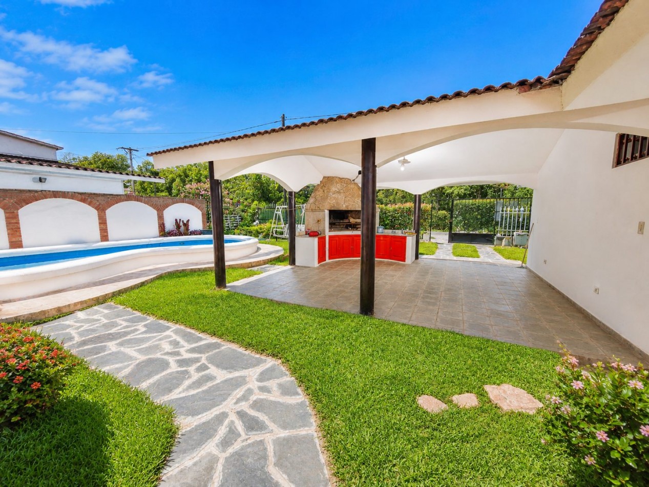 CASA PARA 8 PERSONAS CON PARQUE-QUINCHO-PILETA