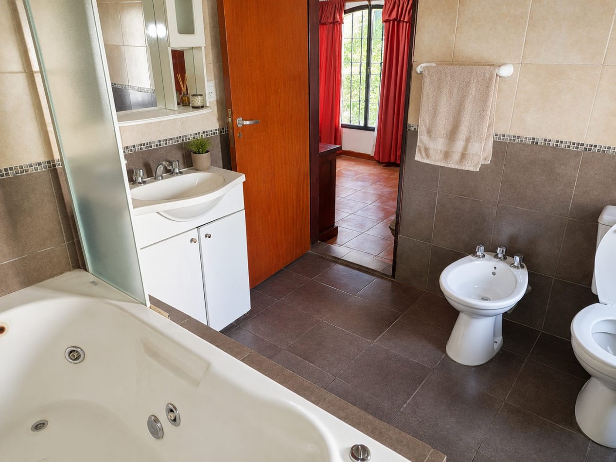 CASA PARA 10 PERSONAS - CON PILETA Y QUINCHO - CENTRICA