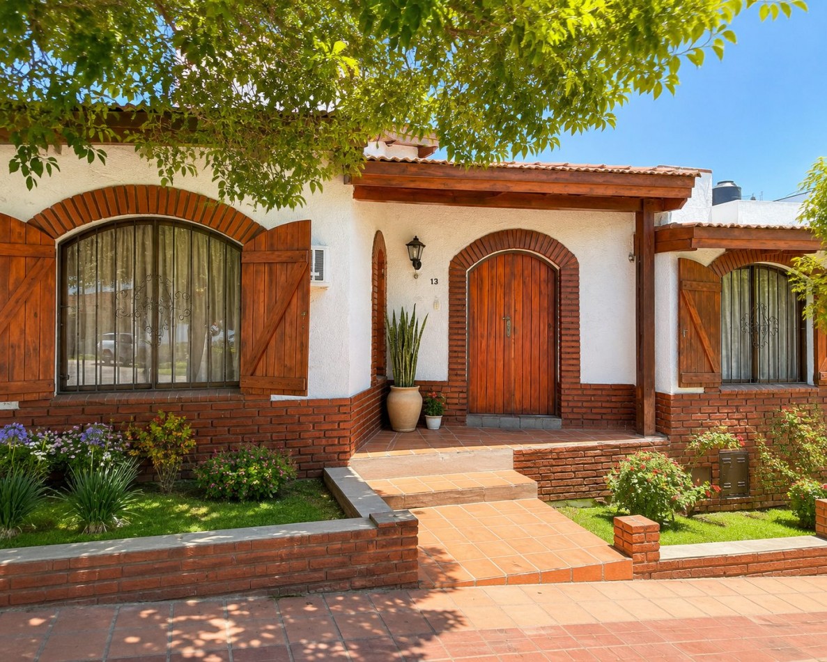 CASA PARA 10 PERSONAS - CON PILETA Y QUINCHO - CENTRICA