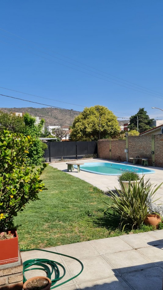 CASA PARA 6 PERSONAS (2 DORMITORIOS) CON PILETA Y PARQUE