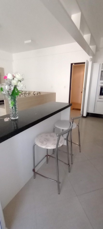 DEPARTAMENTOS PARA 6 A METROS DEL MAR CON BALCON Y COCHERA
