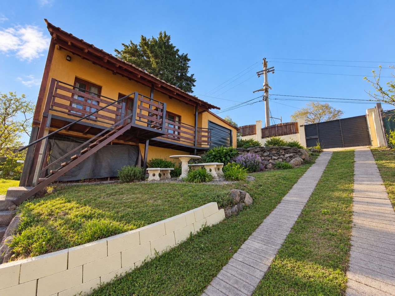 2 CASAS EN VENTA EN MISMO TERRENIO CON PILETA, QUINCHO, COCHERA, GALERIA! 