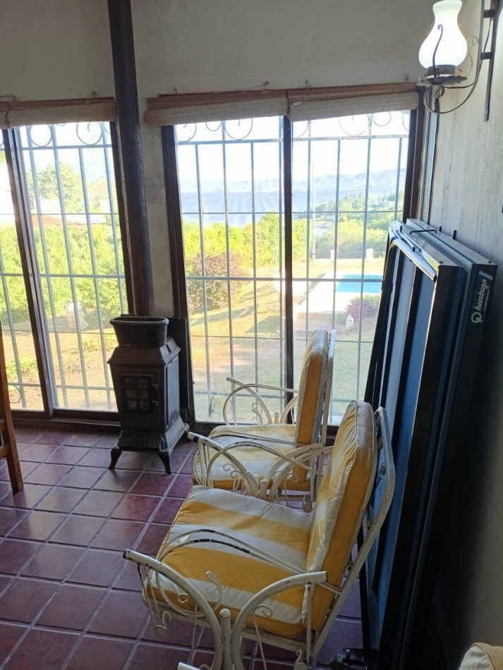 CHALET CON GRAN PARQUE - PISCINA Y HERMOSA VISTA AL LAGO 