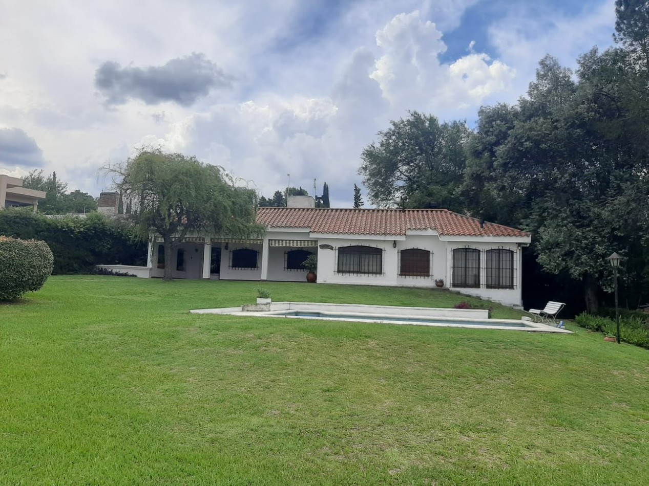 CHALET CON GRAN PARQUE - PISCINA Y HERMOSA VISTA AL LAGO 