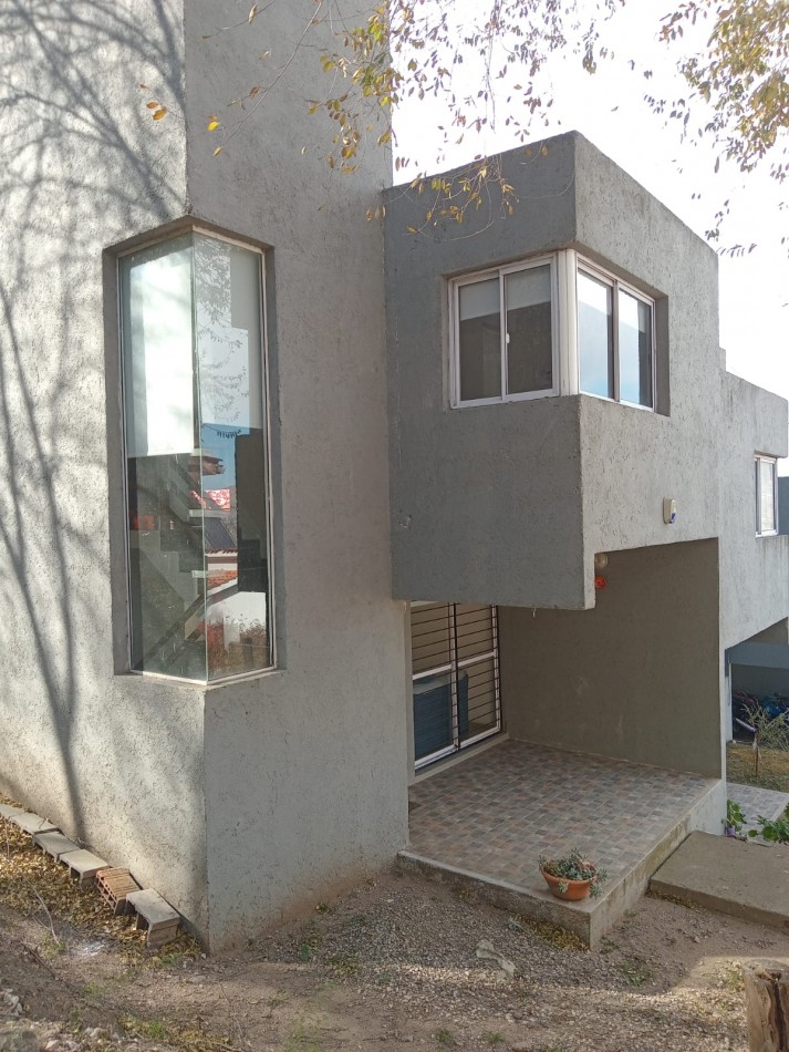 DUPLEX 2 DORMITORIOS CON COCHERA Y PATIO PROPIO EN BARRIO LAS ENSENADAS